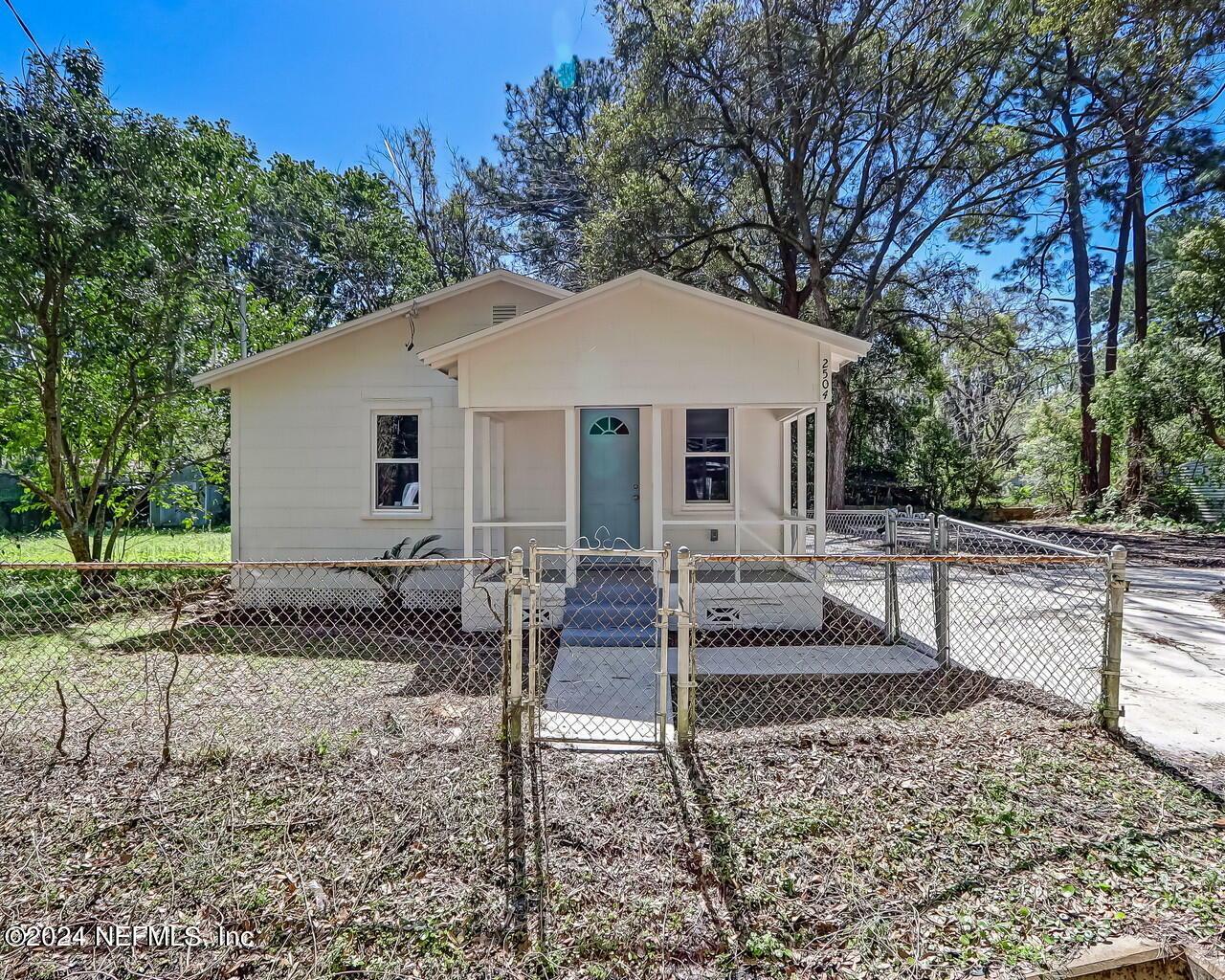 Property Photo:  2504 Larsen Road  FL 32207 