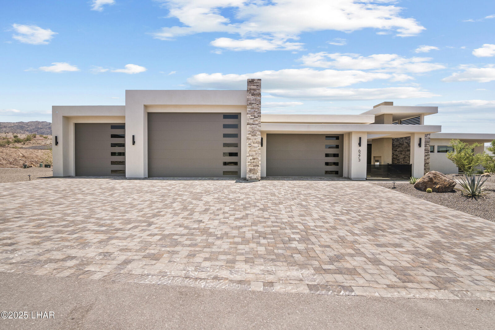 Property Photo: 6273 Avienda De Los Colinas AZ 86406