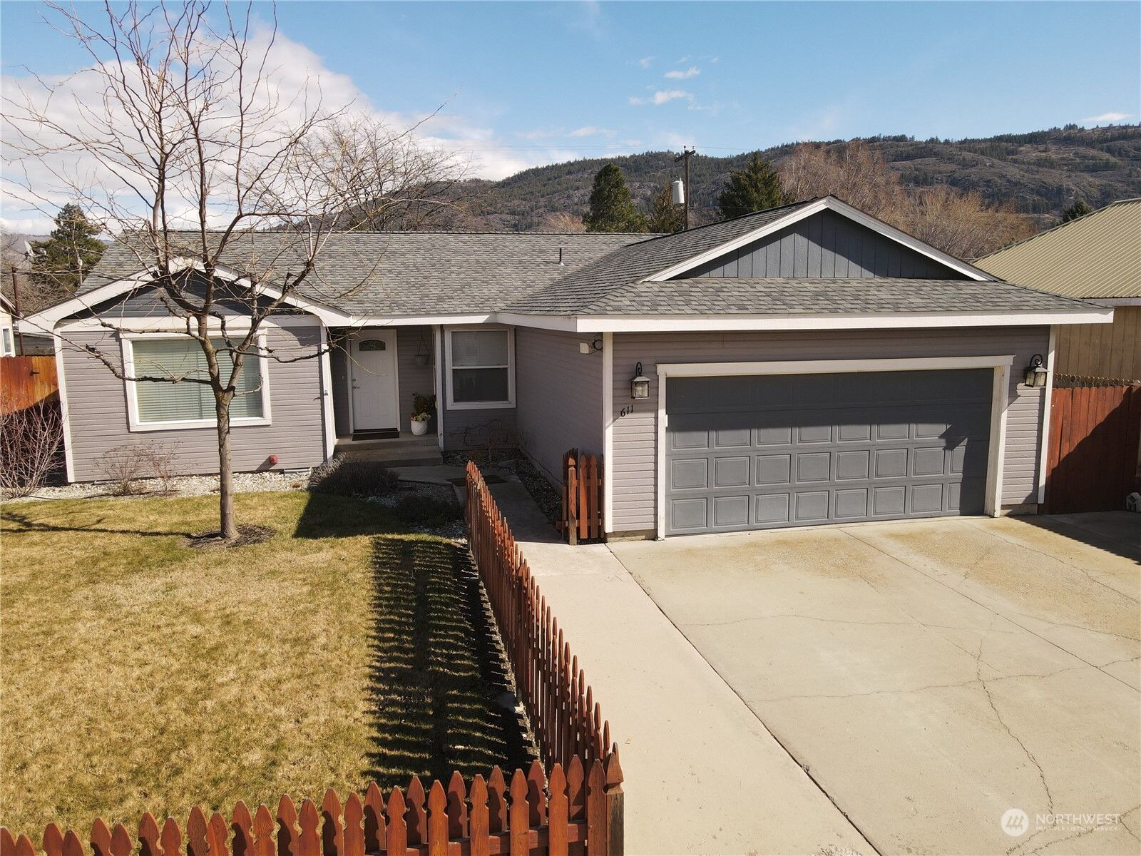 Property Photo:  611  Main Street  WA 98844 