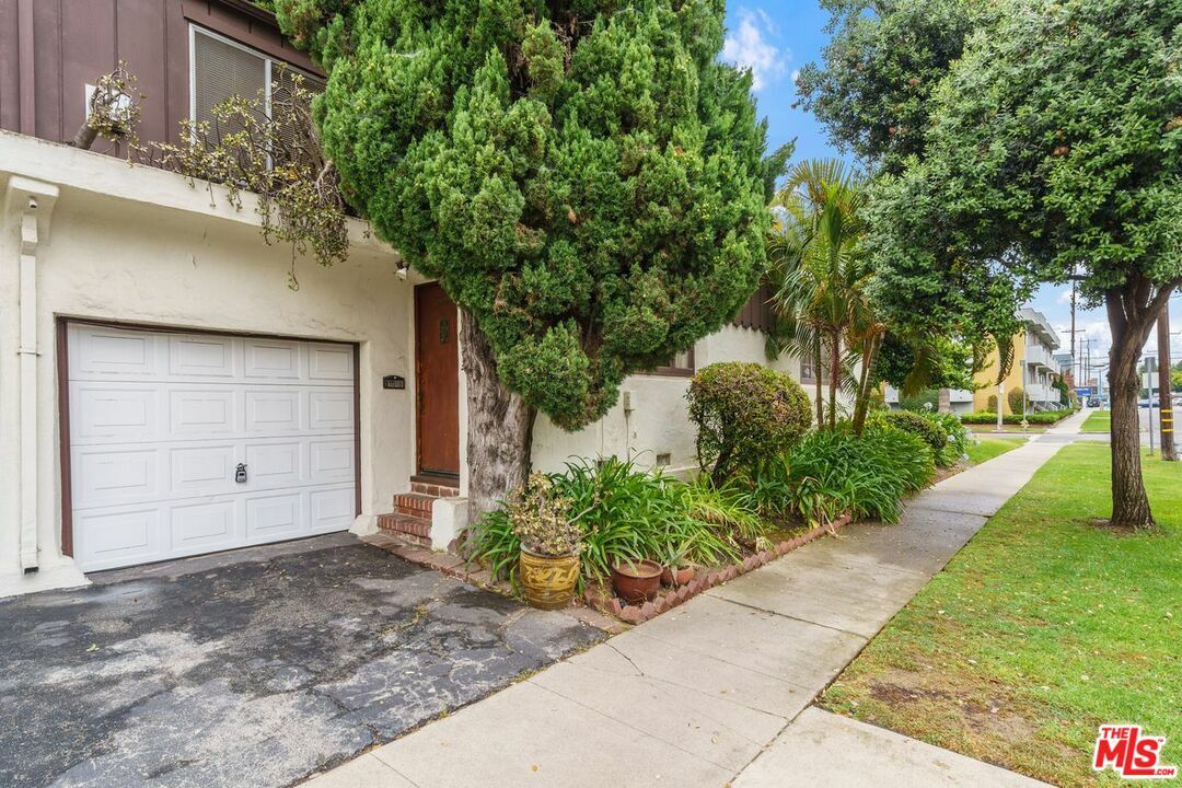 Property Photo:  2300  S Bentley Ave  CA 90064 