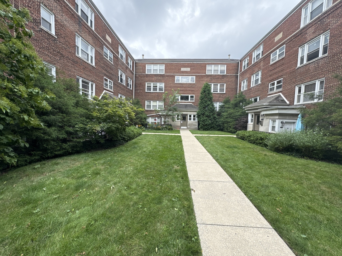 Property Photo:  2925 W Summerdale Avenue 2  IL 60625 