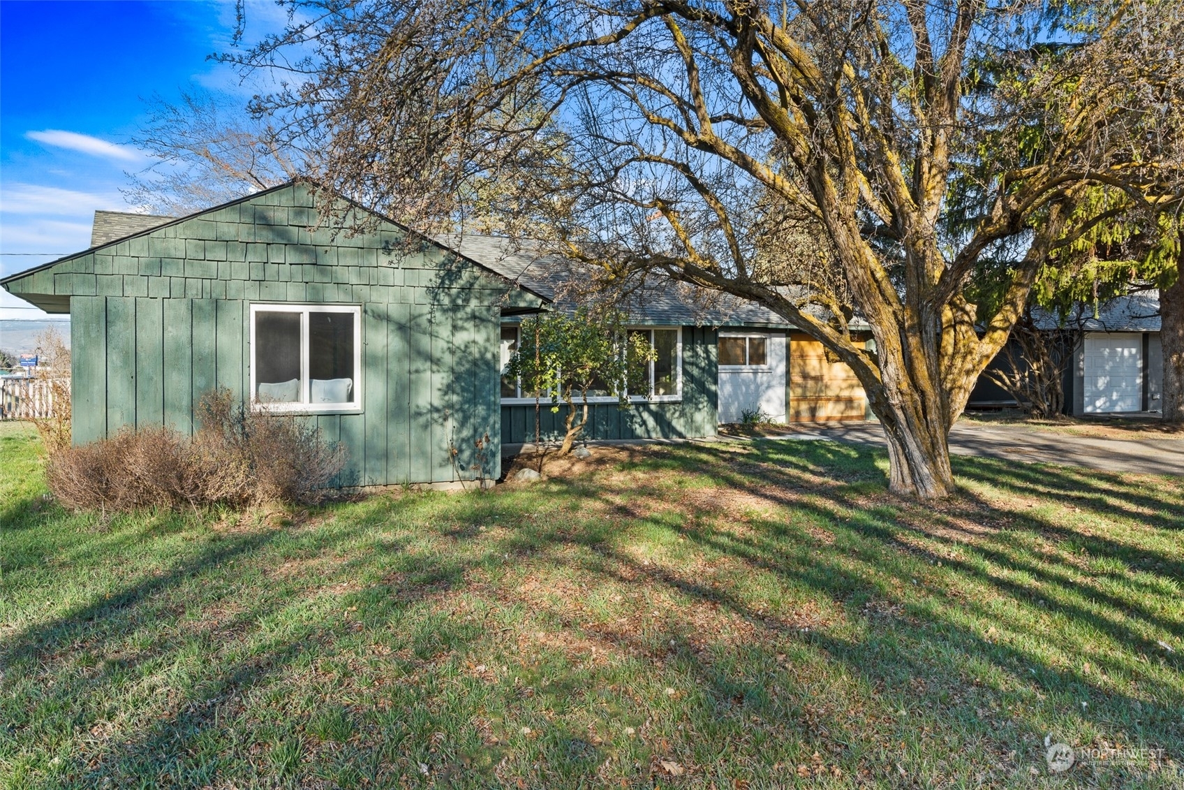 Property Photo:  921 N Chamith Lane  WA 98926 