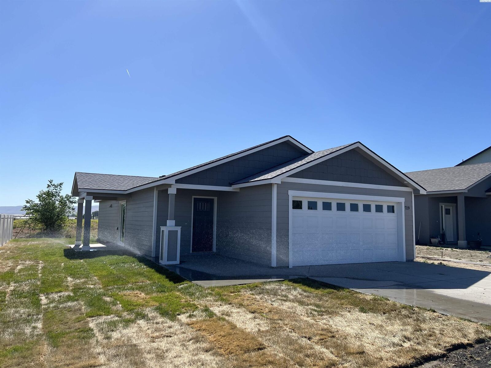 Property Photo:  719 S 6th St  WA 98935 