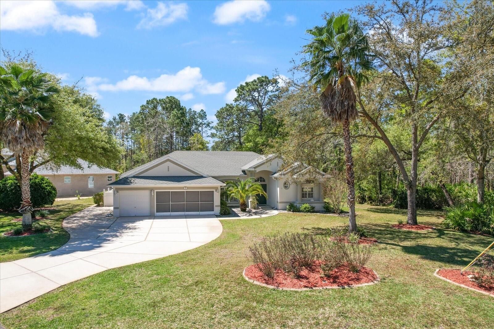 Property Photo: 2 Livingstone Daisy Court FL 34446