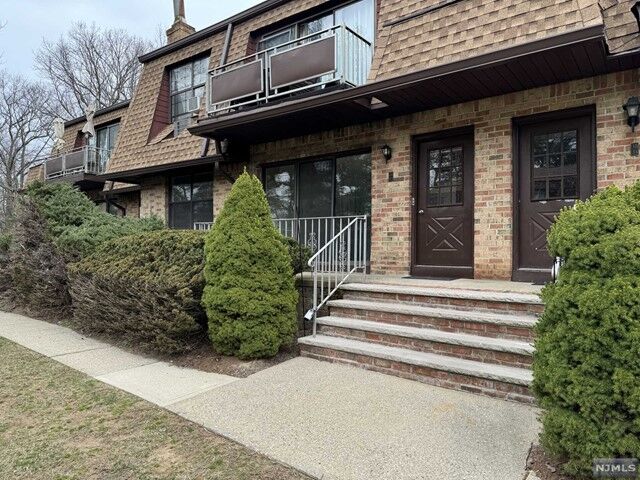 Property Photo:  252 Collignon Way 4A  NJ 07675 