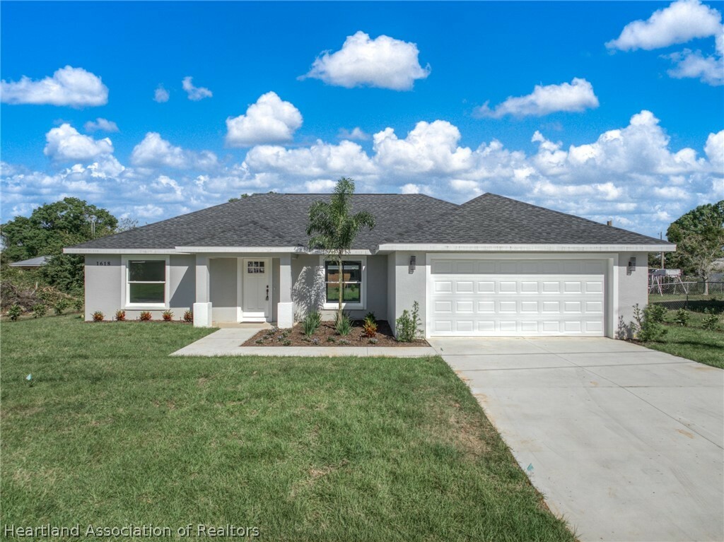 Property Photo:  1618 Valiant Avenue  FL 33872 