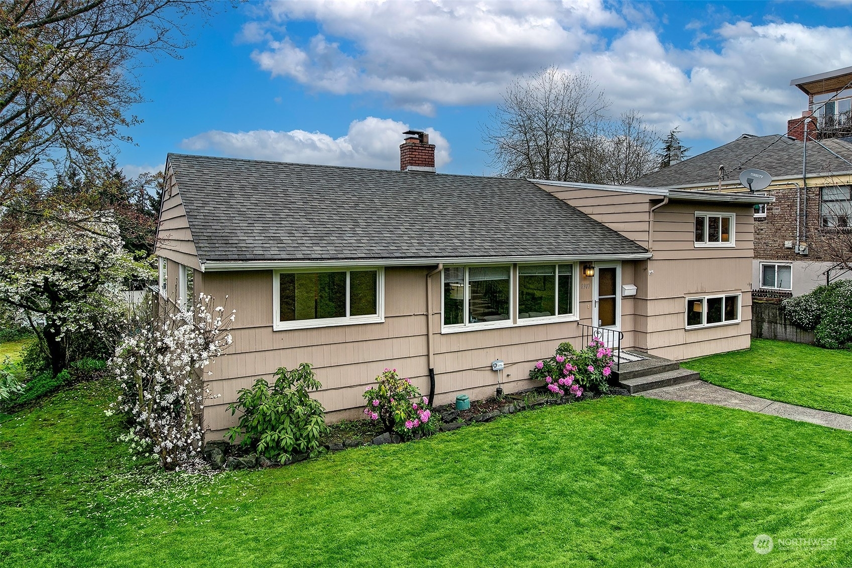 Property Photo:  8907 2nd Avenue NE  WA 98115 