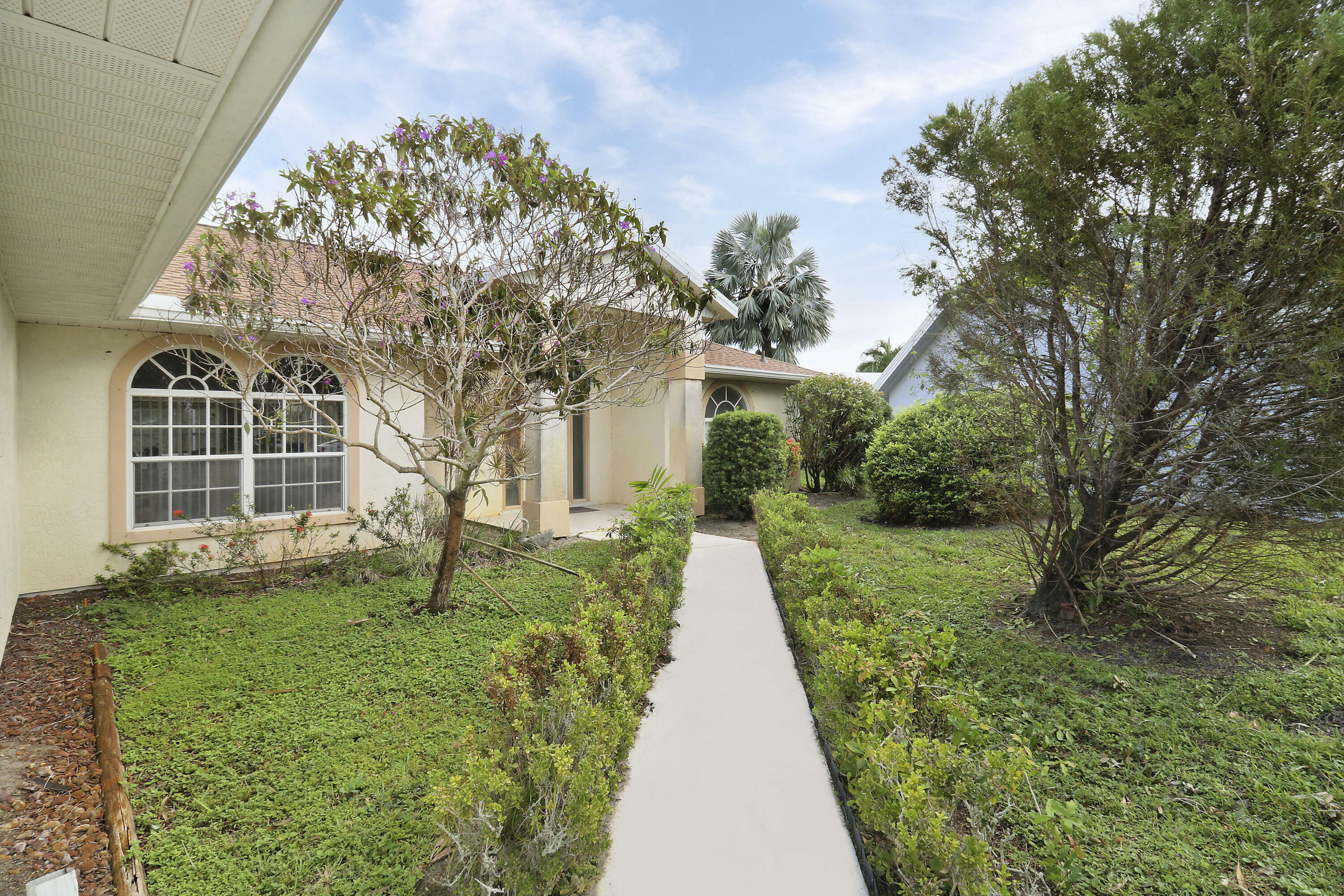 Property Photo:  1123 SW Oak Hollow Court  FL 34990 