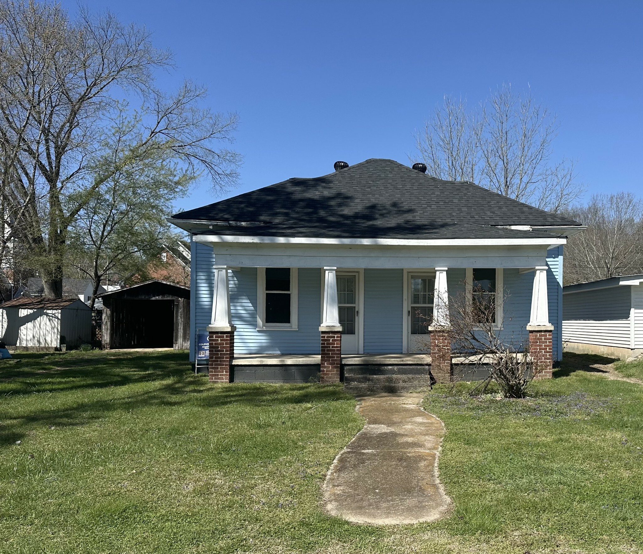 Property Photo:  203 College St  TN 37360 