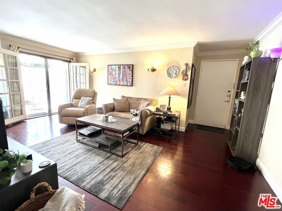 Property Photo:  525  N Sycamore Ave 202  CA 90036 