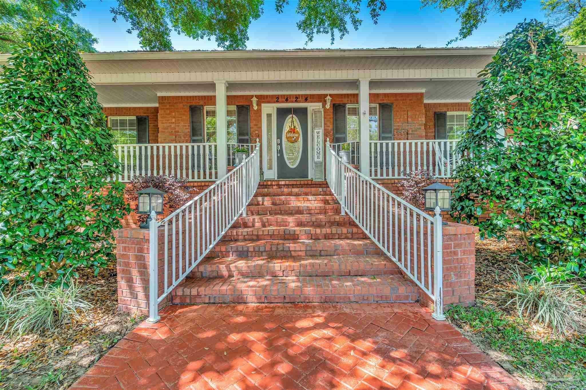 Property Photo: 2424 Renfroe Rd FL 32571
