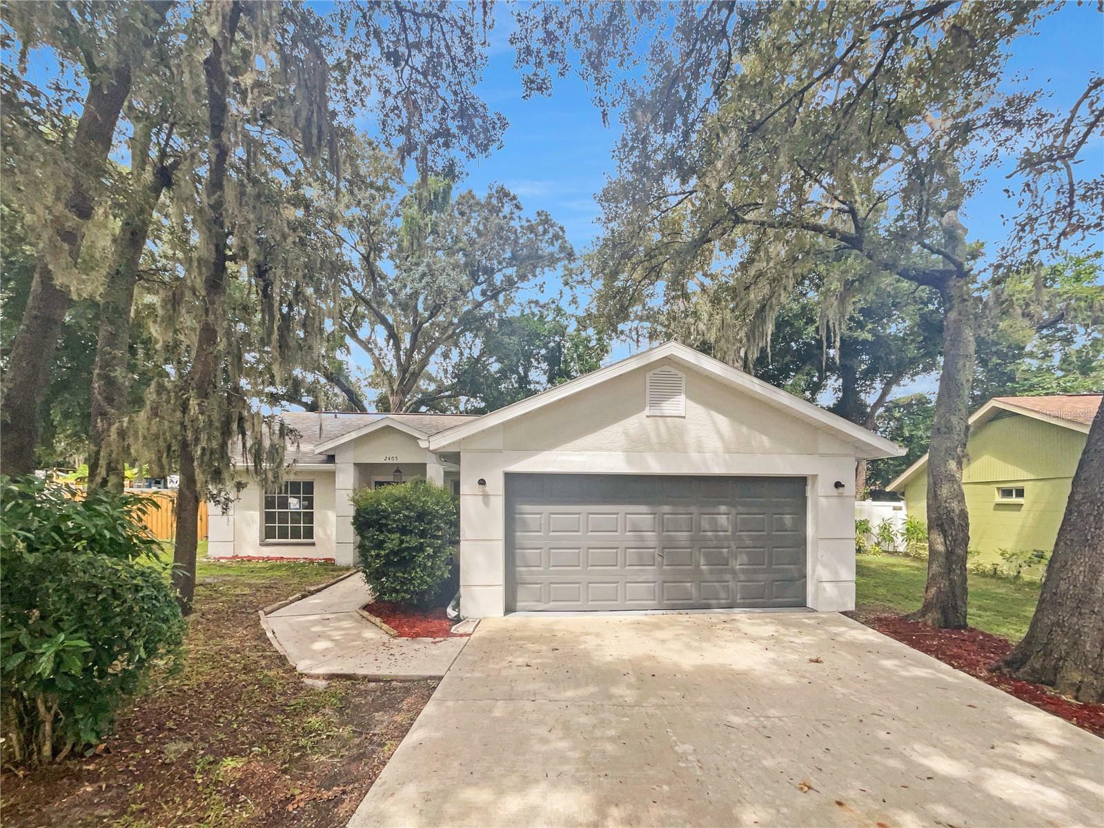 Property Photo:  2405 Woody Trace Lane  FL 33612 