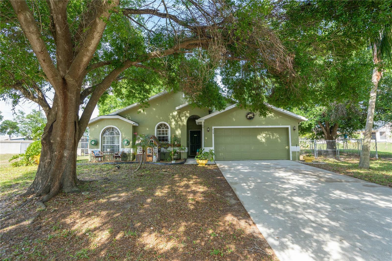 Property Photo: 859 Hunt Circle FL 33853