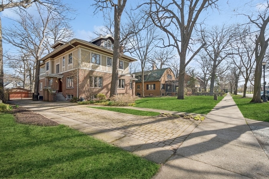 Property Photo:  725 Milburn Street  IL 60201 