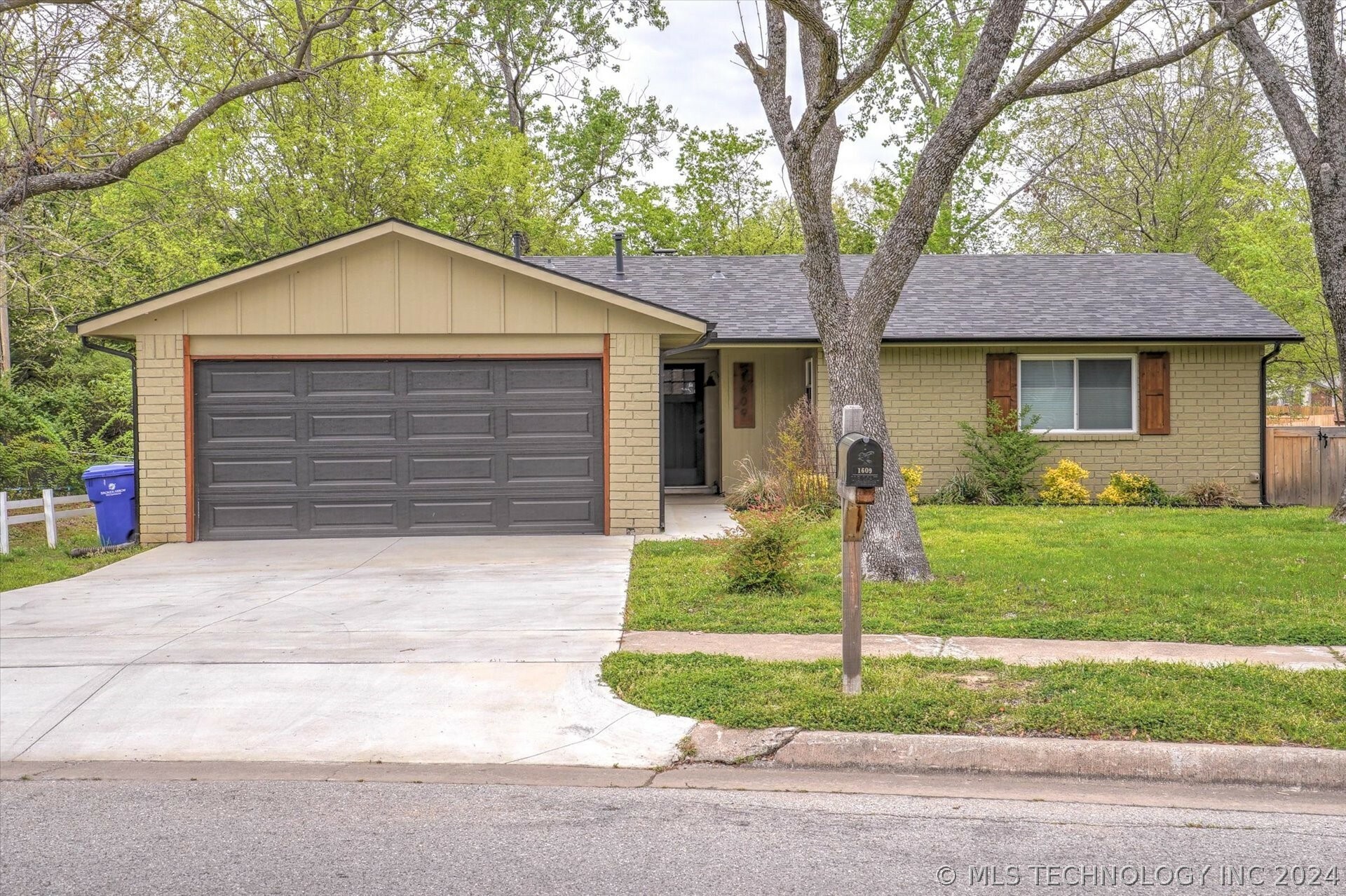 Property Photo:  1609 S Pine Avenue  OK 74012 