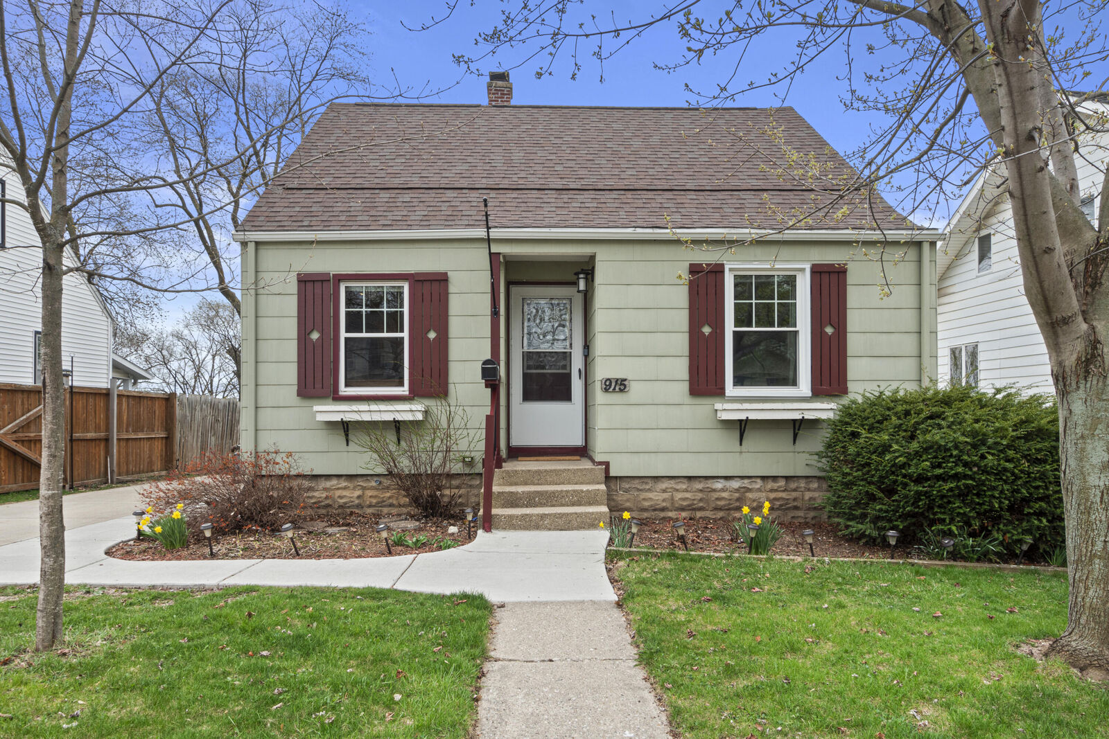 Property Photo:  915 Buena Vista Ave  WI 53188 