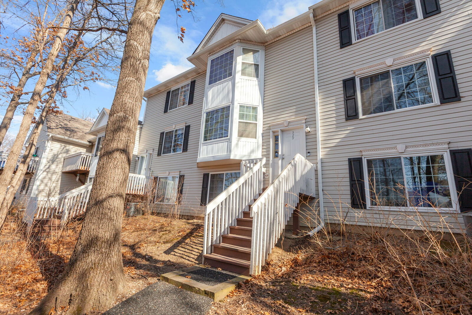 Property Photo:  329 W Whispering Oaks Lane 329  IL 60073 