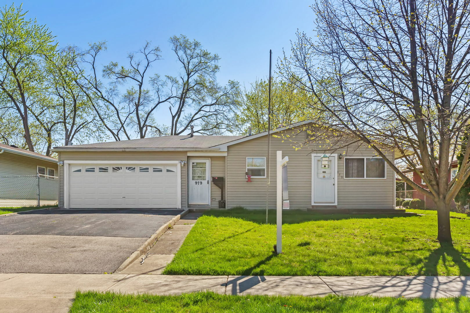 Property Photo:  979 Berkley Street  IL 60110 