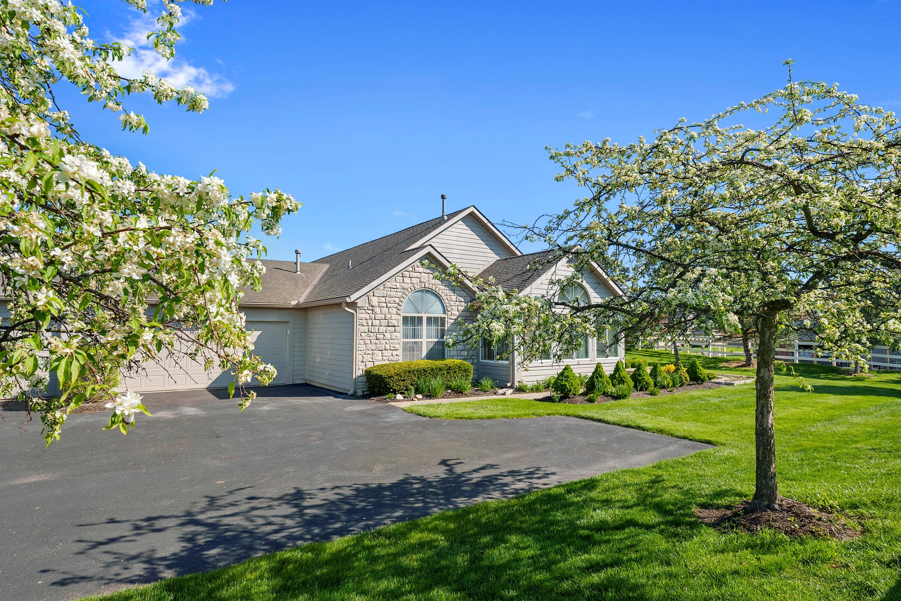 Property Photo: 5898 Ravine Creek Drive OH 43123