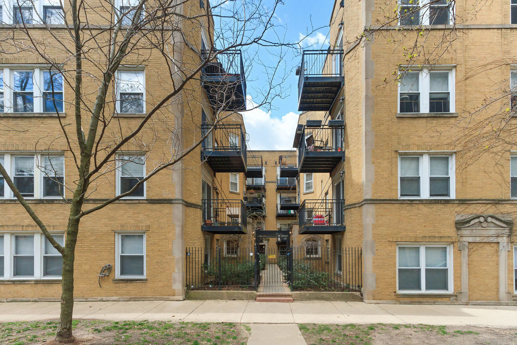 Property Photo: 7046 N Damen Avenue G IL 60645
