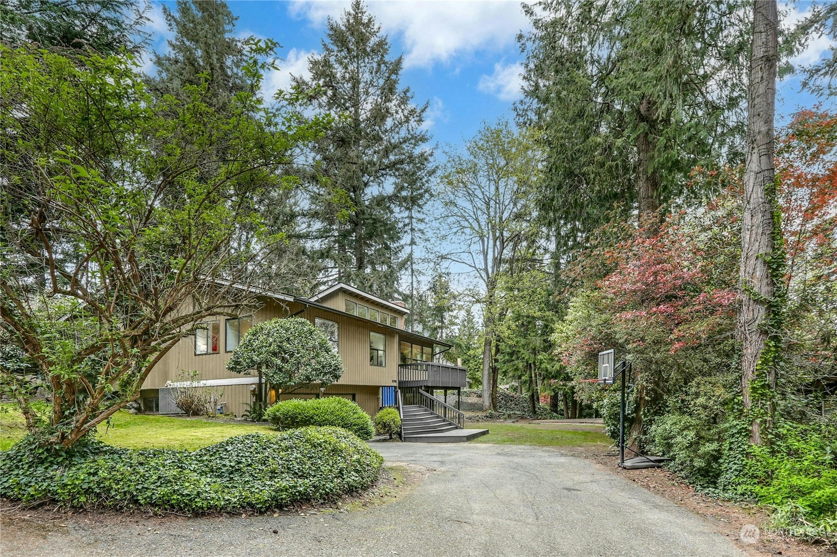 Property Photo:  2211 W Lake Sammamish Parkway NE  WA 98052 