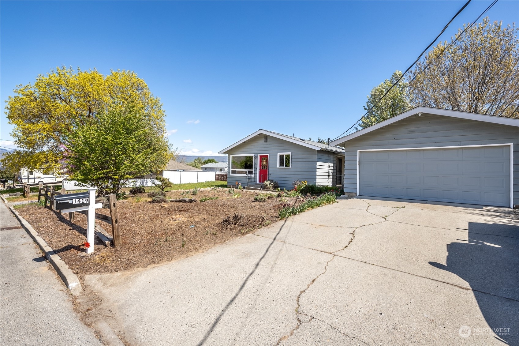 Property Photo:  1419 Oak Street  WA 98801 