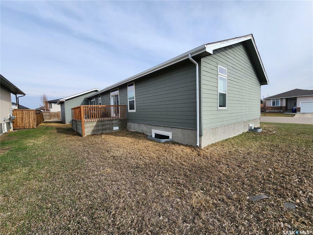 Property Photo:  770 Johnston Drive NE  SK S4H 3M6 