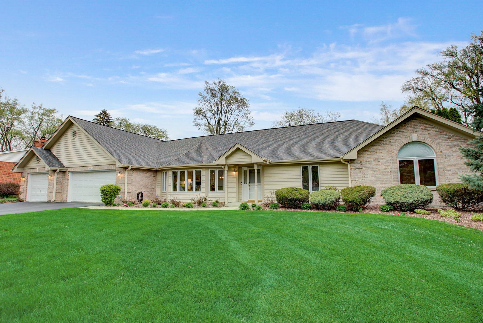 Property Photo: 2S671 Arrowhead Drive IL 60189