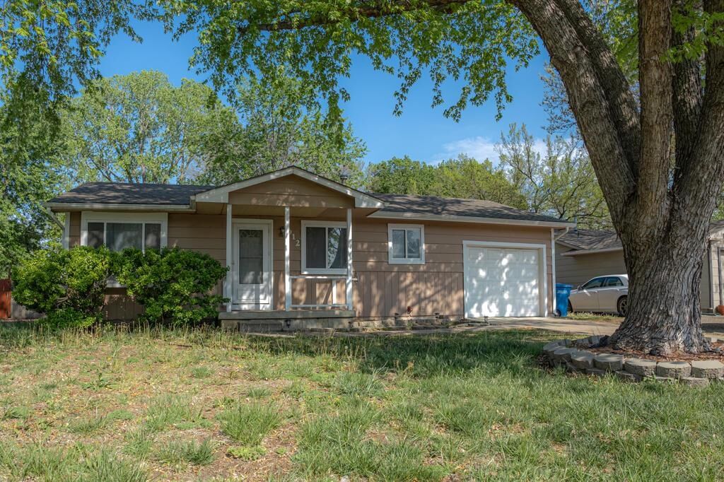 Property Photo:  912 Lulu St  KS 67010 