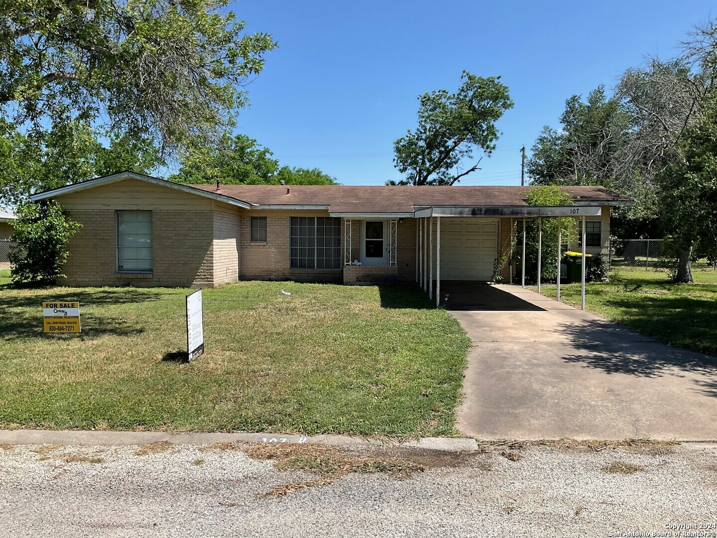 Property Photo:  107 Robinhood Dr  TX 78119 