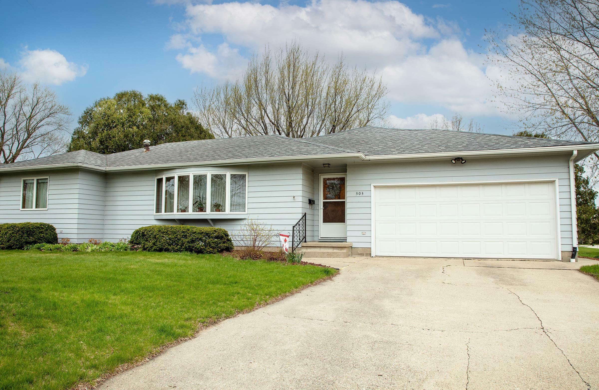 Property Photo:  303 Crestwood Avenue  IA 50677 