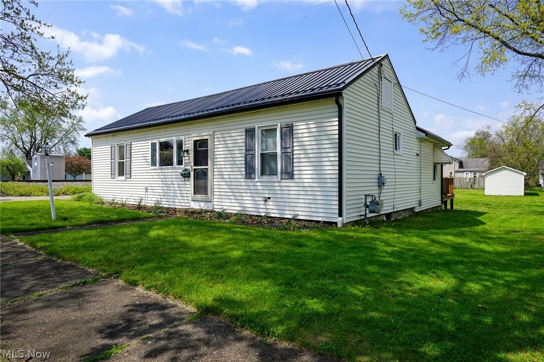 Property Photo:  203 High Street NW  OH 44662 