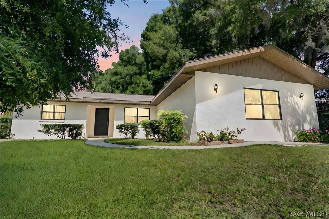 Property Photo:  831 S Apopka Avenue  FL 34452 