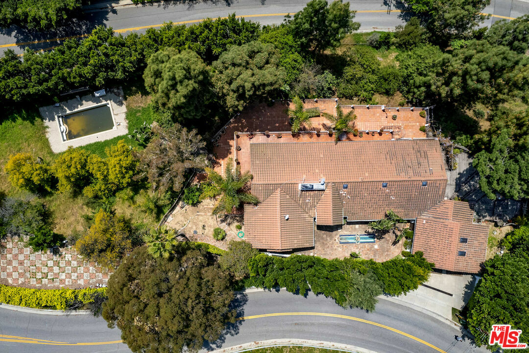 Property Photo:  2901   Benedict Canyon Dr  CA 90210 