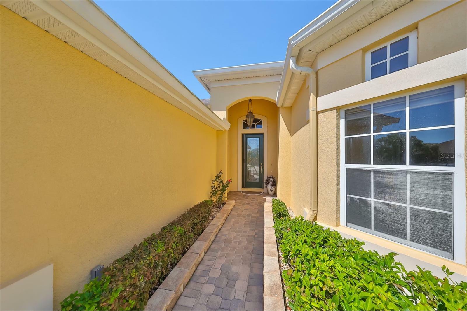 Property Photo:  1007 Emerald Dunes Drive  FL 33573 