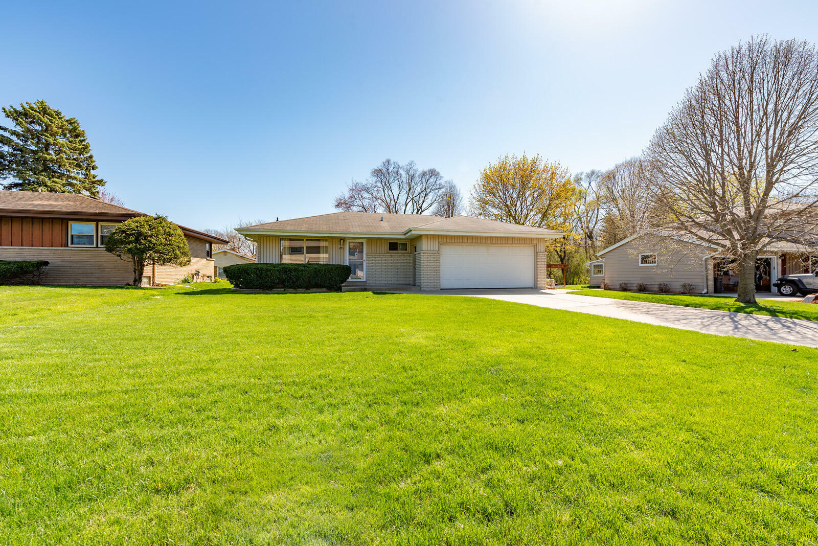 Property Photo:  205 Parkway Dr  WI 53172 