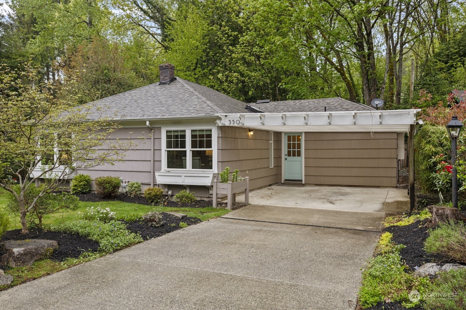 Property Photo:  550 NE Alder Street  WA 98027 