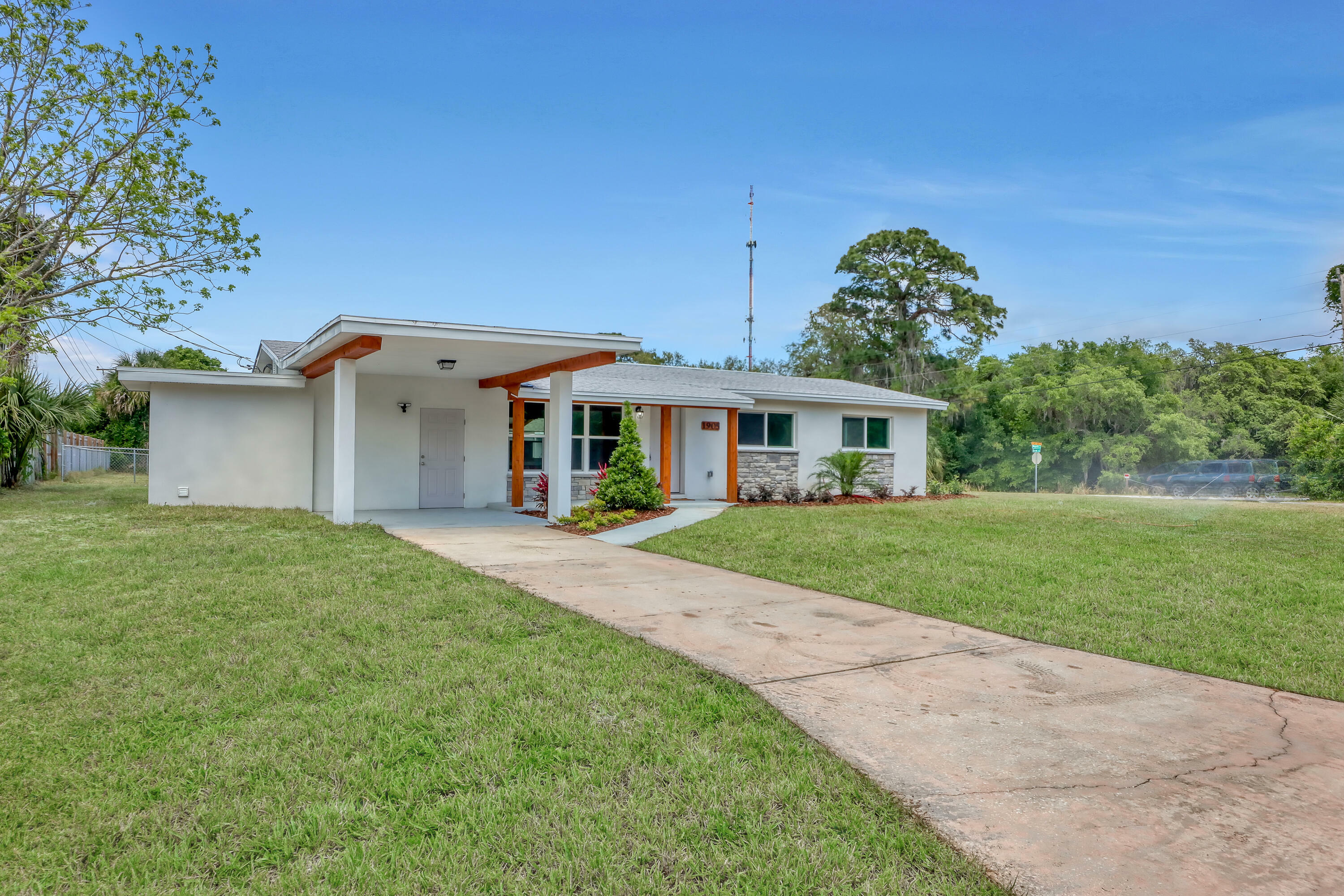 Property Photo:  1905 Golfview Drive  FL 32780 