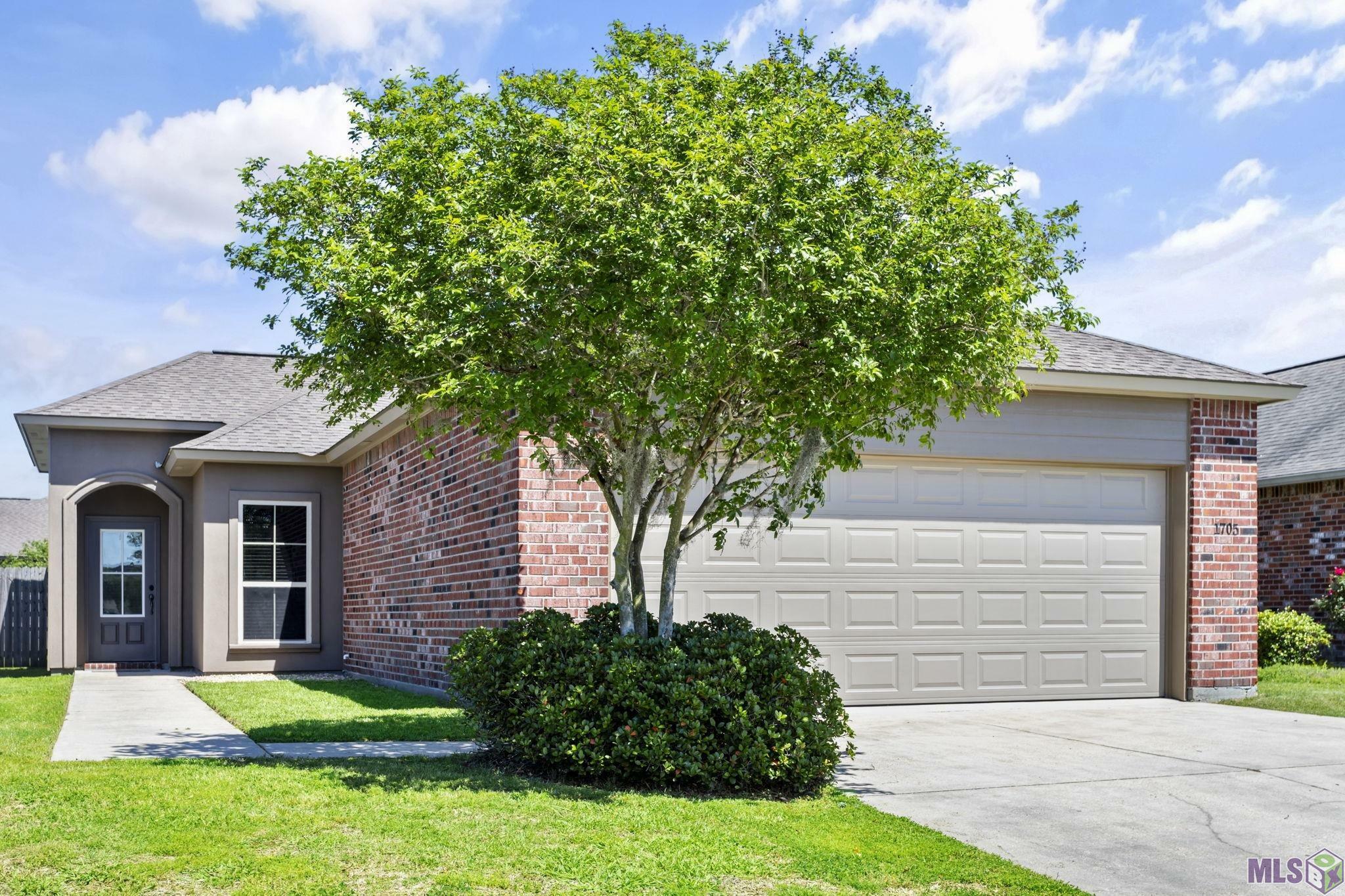 Property Photo:  1705 El Tigre Dr  LA 70776 