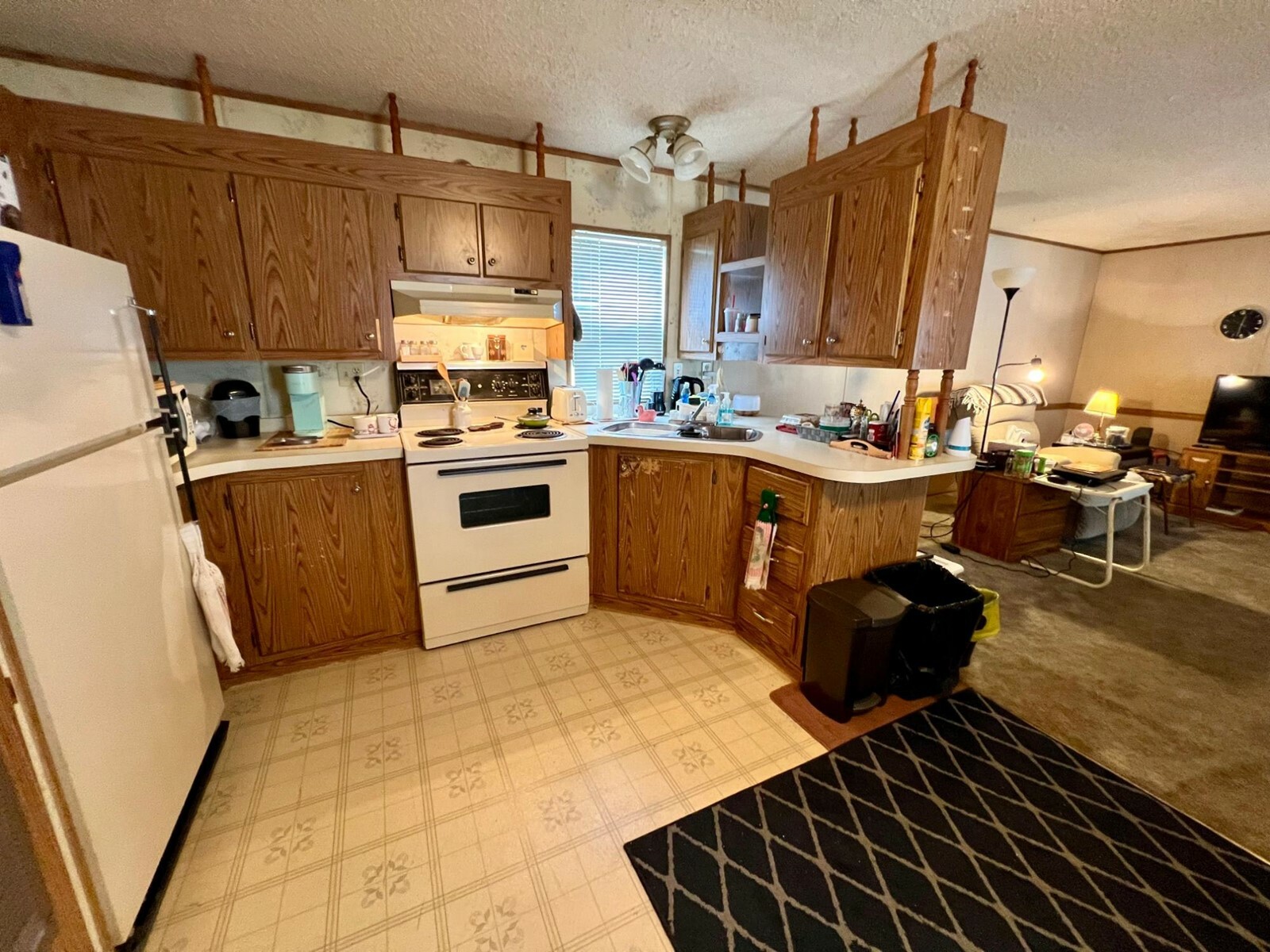 Property Photo:  1545 Columbia Avenue 4  BC V1N 1J1 