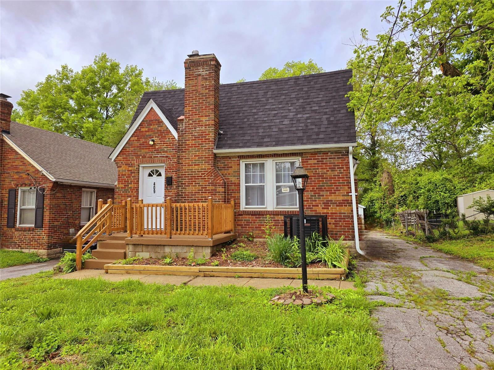 Property Photo:  409 Thomas Avenue  MO 63135 