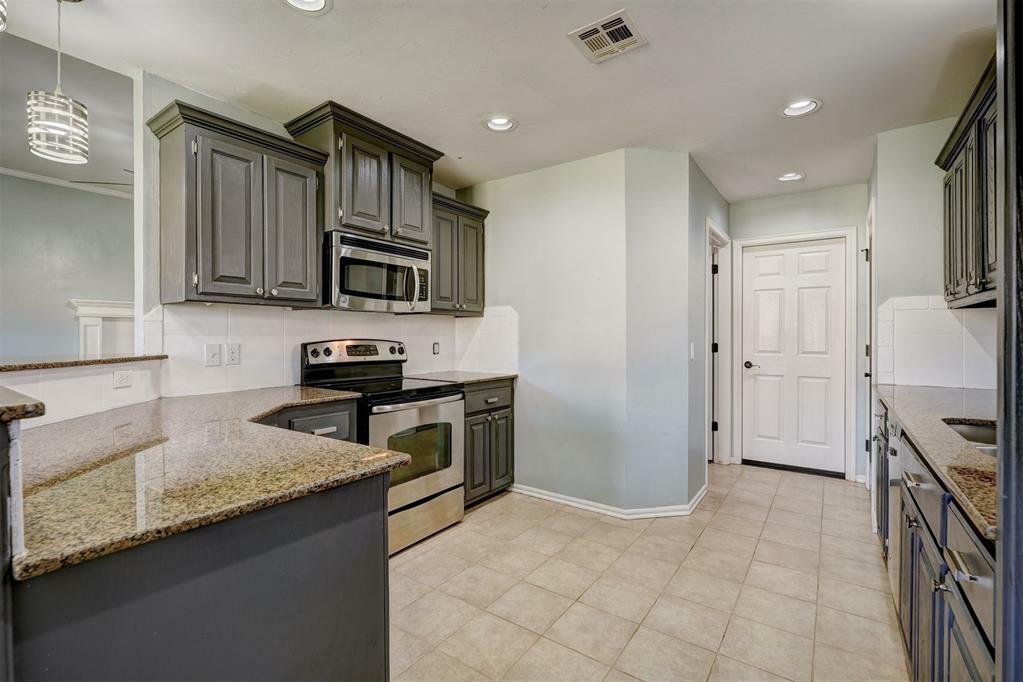 Property Photo:  713 N Bobcat Way  OK 73064 