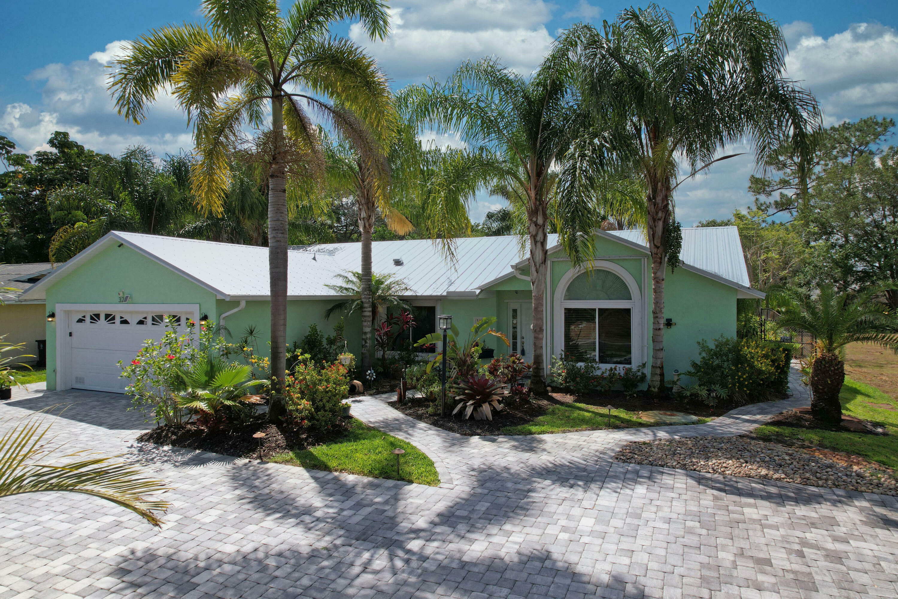 Property Photo:  322 SE Majestic Terrace  FL 34953 