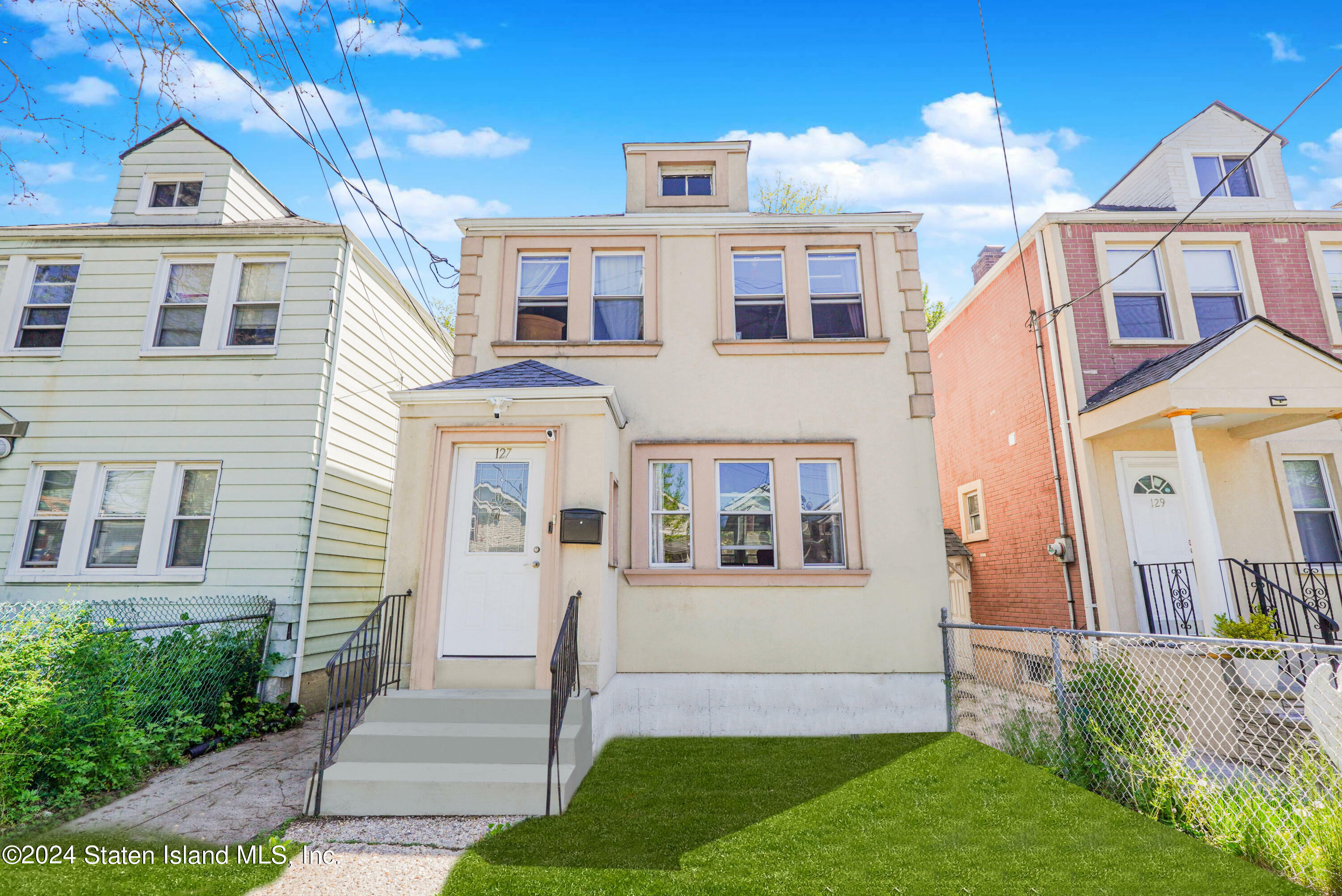 Property Photo:  127 Alaska Street  NY 10310 