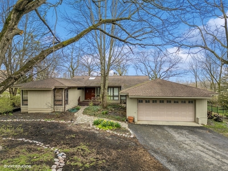 Property Photo:  501 Robinwood Lane  IL 60189 