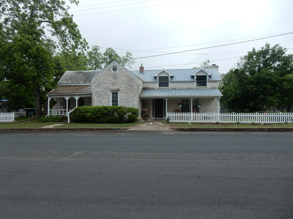 Property Photo:  501 Creek St  TX 78624 