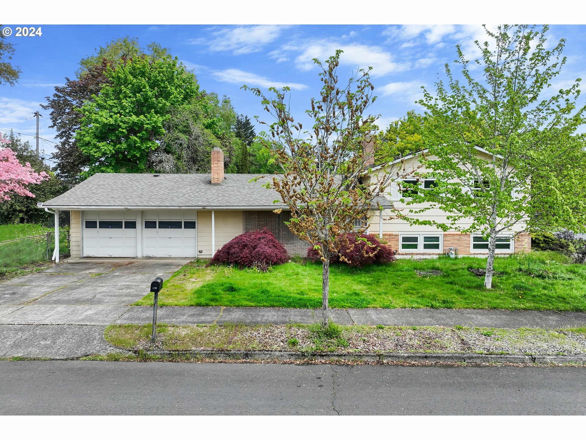 Property Photo:  1138 SE 164th Ave  OR 97233 