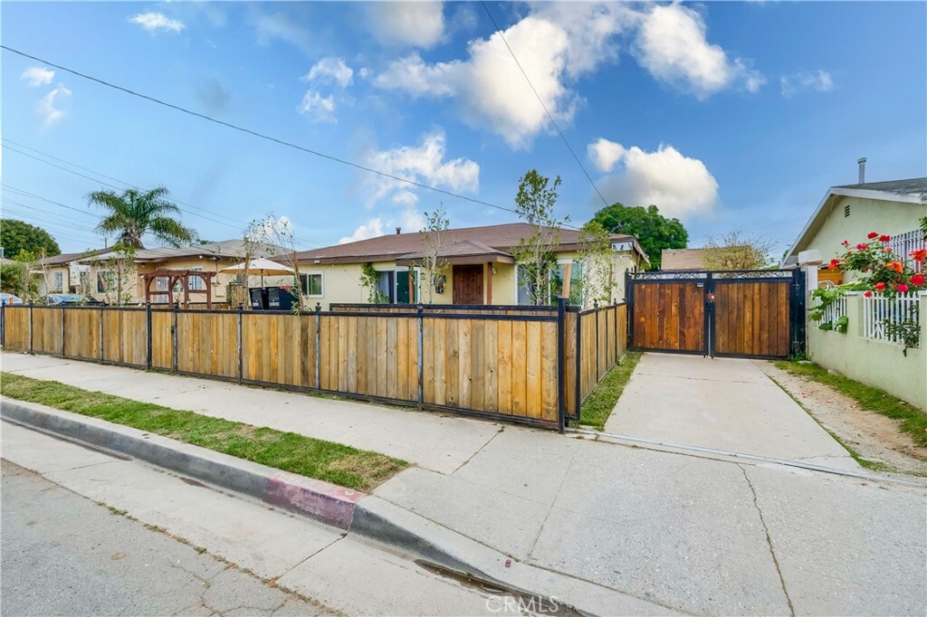 Property Photo:  11122 Doty Avenue  CA 90303 