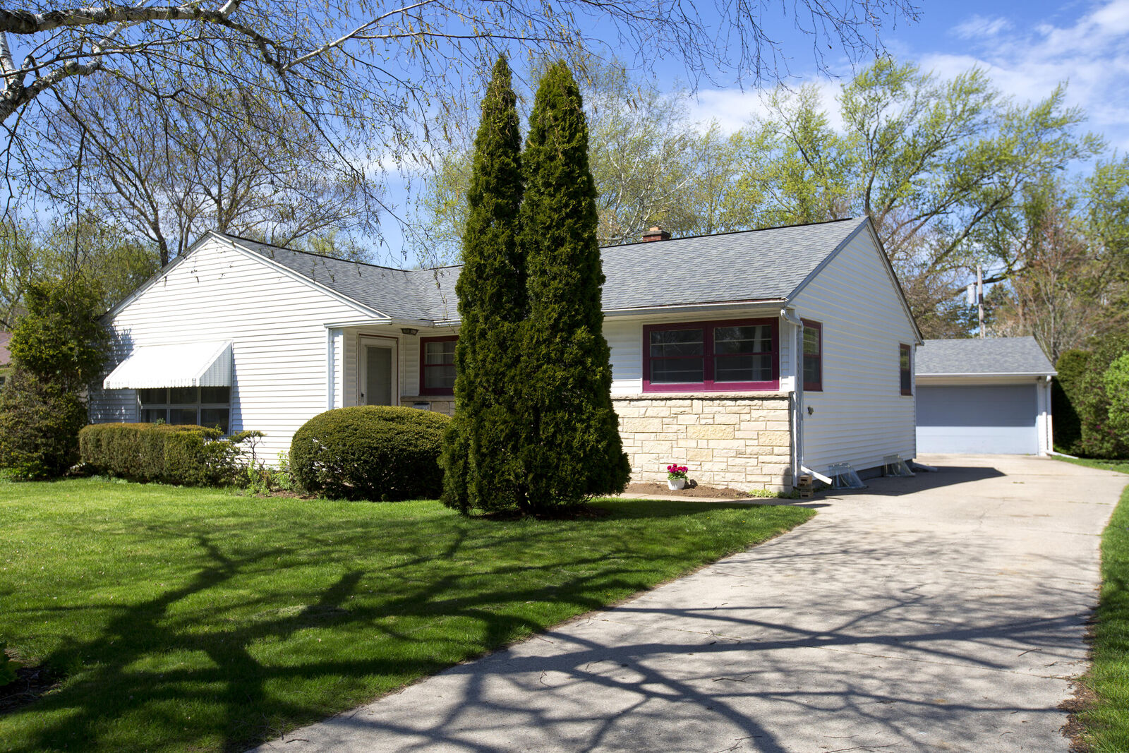 Property Photo:  1028 W Theresa Ln  WI 53209 