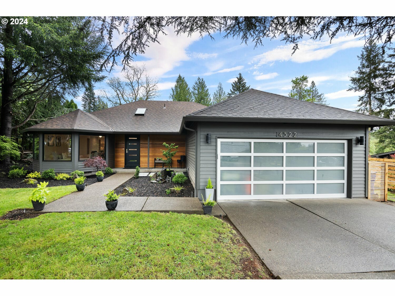 Property Photo:  4522 SW 53rd Ave  OR 97221 